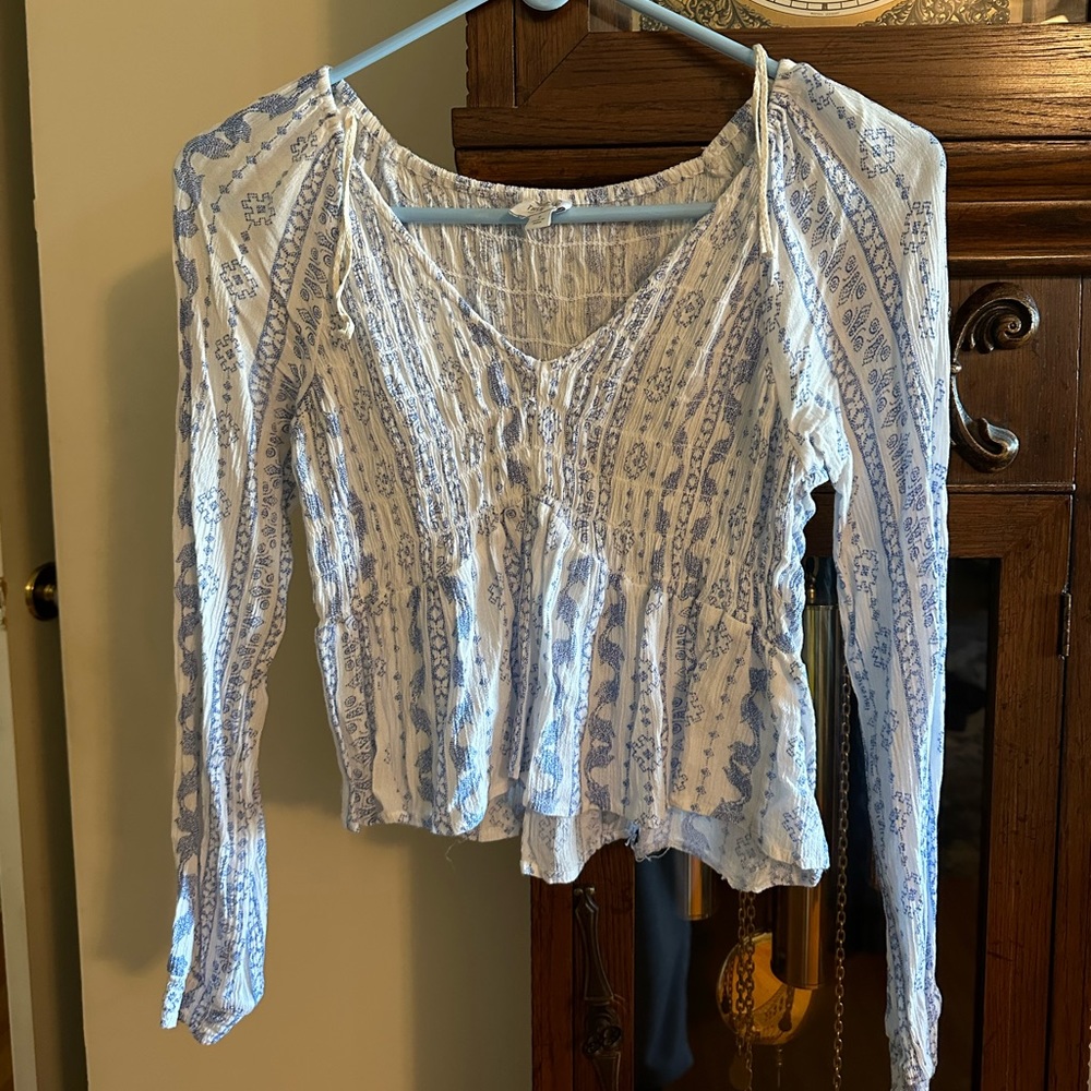 True Craft Size Small blue and white patterned V-neck flowy top
